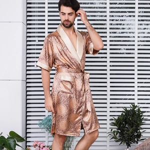 Seidiger Herren-Bademantel für den Sommer mit Goldmuster und elegantem Schalkragen