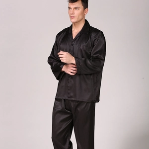 Pigiama da uomo in raso nero a righe con maglia a maniche lunghe e pantaloni dritti