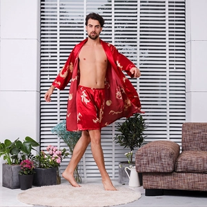 Roter Seidenpyjama für Herren mit goldenem Drachenmuster, Set aus Bademantel und Shorts