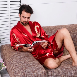 Roter Herren-Seidenmorgenmantel mit goldener Drachenstickerei, präsentiert im Wohnzimmer