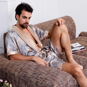 Herren Bademantel aus Satin in Champagner mit Paisley-Muster und kurzen Ärmeln