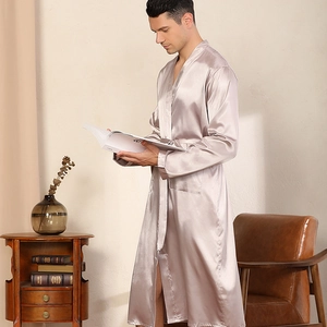 Peignoir en satin de soie champagne pour hommes avec manches longues et ceinture assortie
