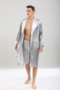 Détail de l'ensemble peignoir en satin gris avec motifs géométriques et finitions blanches