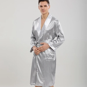 Peignoir en satin de soie gris argenté pour homme avec texture jacquard et manches longues