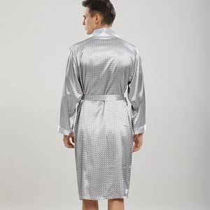 Vue arrière d'un peignoir en soie gris argent pour homme avec motifs géométriques et finitions