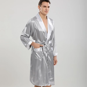 Peignoir long pour homme en soie grise avec motifs à losanges et finitions en satin blanc