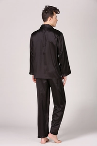 Détail de pyjama pour homme en satin noir à rayures montrant la texture du tissu