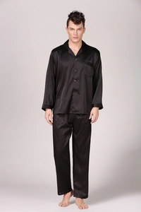 Détail d'un pyjama homme noir en soie artificielle avec rayures et fini satiné