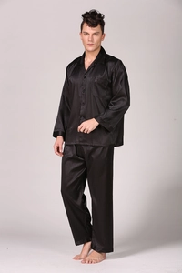 Détail de pyjama pour homme en satin noir à rayures verticales avec texture soyeuse