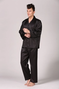 Détail du pyjama en soie noire pour hommes avec rayures verticales et col à revers