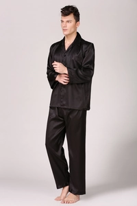Détail d'un pyjama pour homme en satin de soie noir à rayures avec manches longues