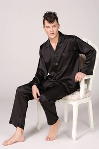 Détail de pyjama en satin noir pour homme avec rayures verticales et col à revers