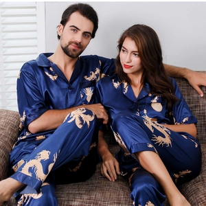 Pyjama en Satin pour Couples Imprimé Dragon Vêtements de Nuit Col V Top Et Bottom pour Hommes Femmes Confortables