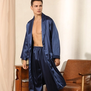 Herren-Bademantel-Set aus Satin in Dunkelblau mit langen Ärmeln und passender Hose