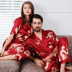 Pyjama en soie rouge pour couple avec motif dragon doré et manches courtes et pantalon