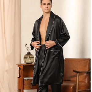 Herren Bademantel-Set aus schwarzer Seide mit weißer Paspelierung und langer Hose
