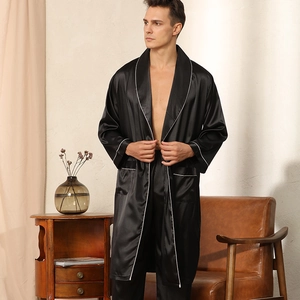 Herren Bademantel-Set aus schwarzer Seide mit weißer Paspelierung und langer Hose