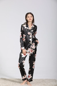 Pyjama en soie noire brillante avec imprimé floral rose et col à revers classique