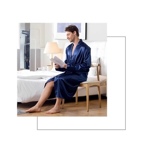 Gros plan d'un peignoir en satin bleu foncé pour homme à la texture lisse et soyeuse