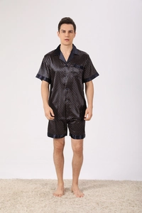 Détails d'un pyjama homme en soie bleu marine à pois orange avec col à revers élégant