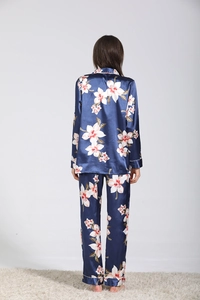 Vue arrière d'un pyjama en satin bleu foncé avec imprimé floral et éclat de soie