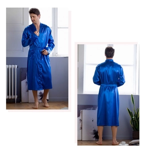 Détail d'un peignoir en satin bleu roi avec col kimono et ceinture pour hommes