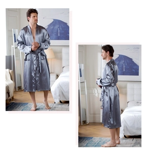 Détail du peignoir en satin de soie argenté pour homme avec ceinture dans une chambre