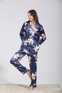 Détails du pyjama bleu satiné avec imprimé floral rose et liserés blancs élégants
