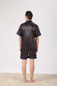 Vue arrière du pyjama en satin rayé pour homme montrant le drapé et le tissu lisse