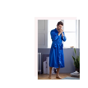 Détail d'un peignoir en satin bleu électrique avec col en V classique et ceinture nouée
