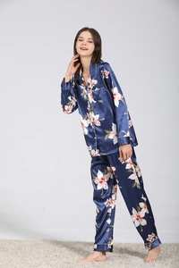Détail du pyjama en satin bleu marine avec imprimé floral et passepoil blanc soyeux