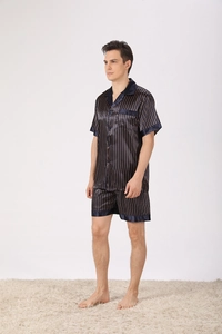 Détail du pyjama en satin rayé pour hommes avec chemise à manches courtes et short assorti