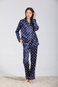 Pyjama en satin bleu marine à pois blancs avec liseré contrasté et poches pratiques