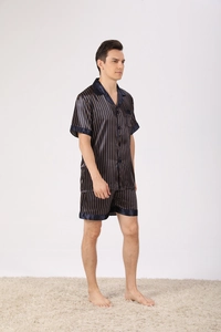 Détail du pyjama rayé en satin bleu marine avec boutons et poche sur la poitrine