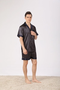 Pyjama en satin bleu foncé pour homme avec rayures verticales dorées et col à revers