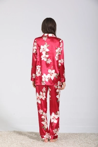 Vue arrière d'un pyjama en satin rouge pour femme avec imprimé floral et texture lisse