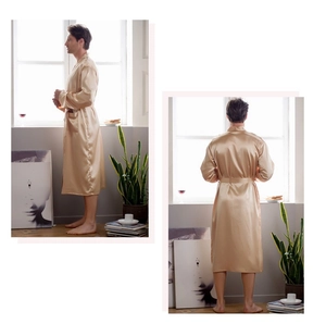 Vue détaillée du peignoir en satin de soie champagne pour hommes avec ceinture élégante