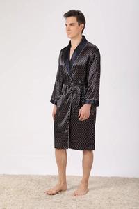 Détail du peignoir en satin bleu marine à pois orange et liseré blanc pour homme