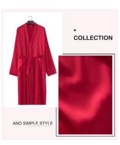 Détail d'un peignoir en satin rouge montrant le tissu soyeux et la ceinture nouée