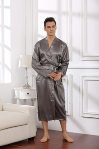 Détail du peignoir en satin gris argenté pour homme avec ceinture et poches de nuit