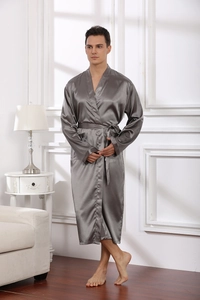 Vue détaillée d'un peignoir en satin gris pour homme avec col en V et ceinture de taille