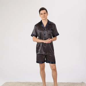 Ensemble pyjama en satin rayé bleu marine pour homme avec chemise courte et short