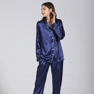 Pigiama in seta blu scuro a pois bianchi con top a maniche lunghe e pantaloni lunghi
