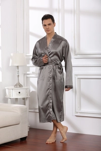 Détail d'un peignoir en satin gris pour homme avec ceinture et poches latérales dans un salon