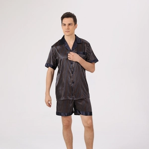 Pyjama pour hommes en satin de soie bleu marine à rayures, avec chemisette et short