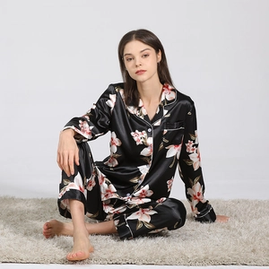 Ensemble pyjama en soie pour femme avec manches longues et imprimé floral rose sur noir