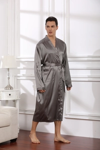 Détail du peignoir en satin gris foncé montrant les coutures et la texture soyeuse