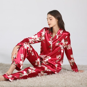 Pyjama femme deux pièces en satin rouge foncé à imprimé floral avec un fini brillant