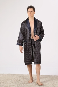 Détail d'un peignoir en satin bleu marine pour homme avec pois oranges et liseré blanc