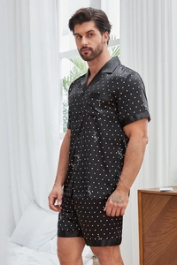 Détail de la chemise de pyjama en satin à pois blancs avec poche et col à revers